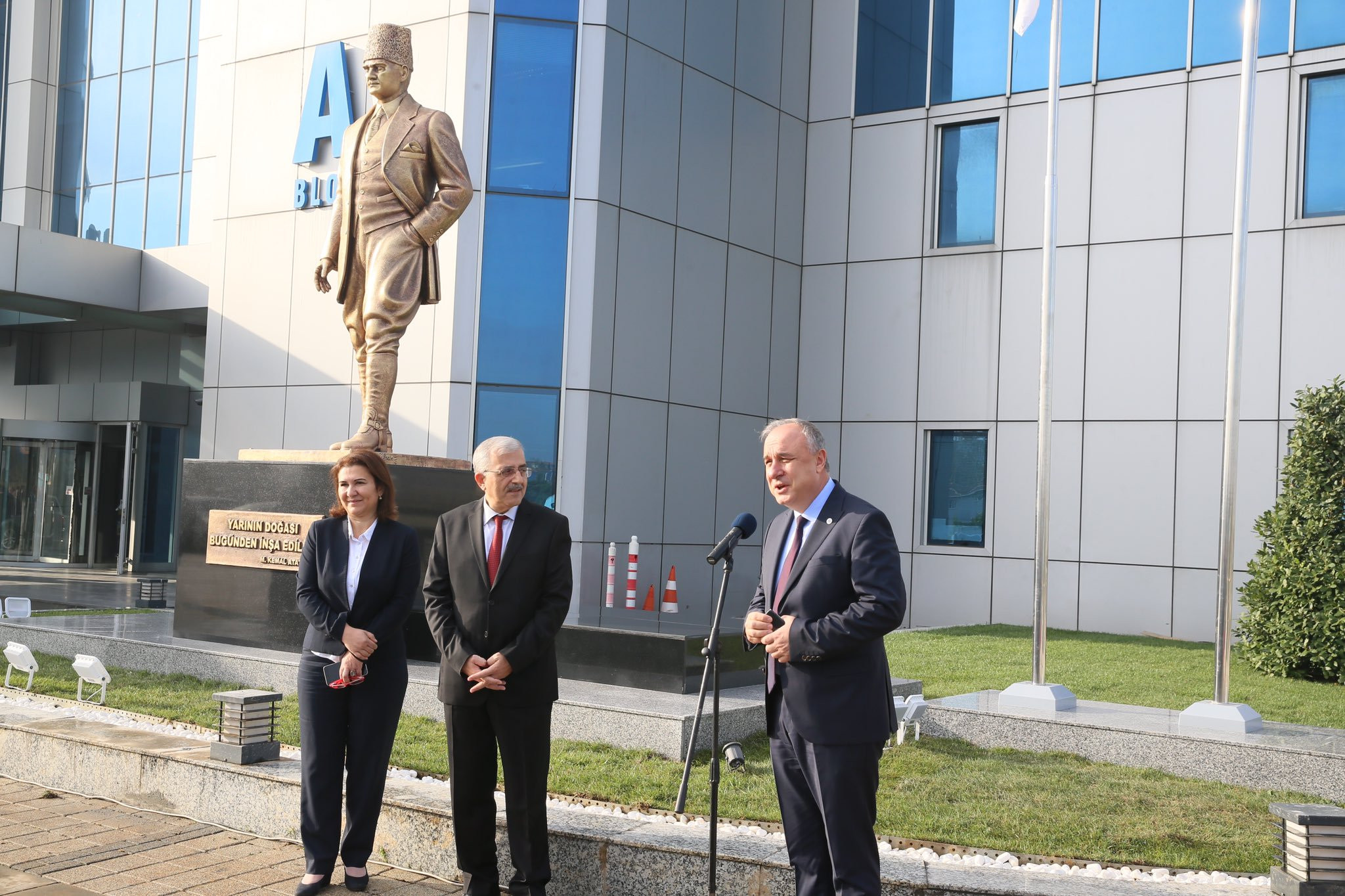İSKİ Genel Müdürlük binası bahçesine Atatürk Anıtı - Resim : 1