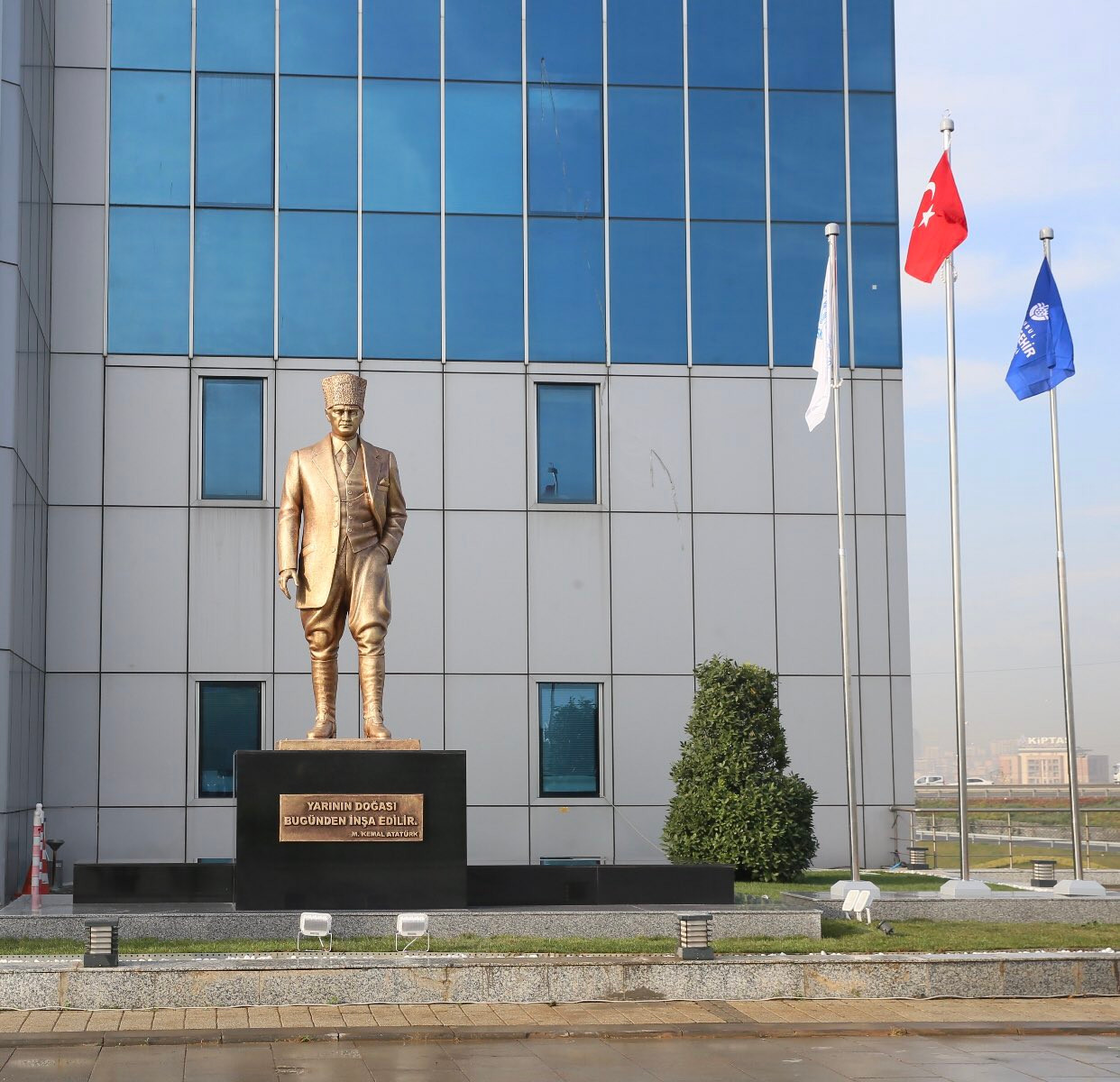 İSKİ Genel Müdürlük binası bahçesine Atatürk Anıtı - Resim : 2