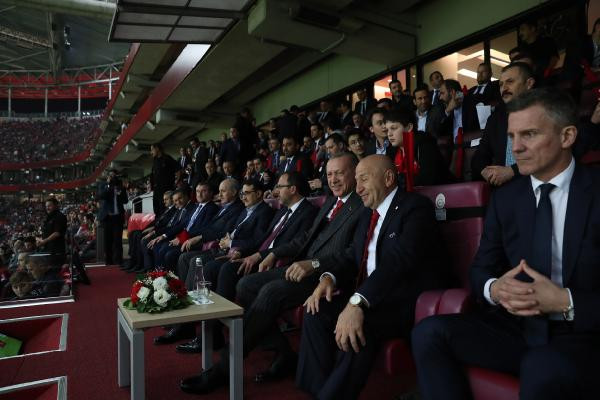 Erdoğan 'Türkiye - İzlanda' maçında - Resim : 2