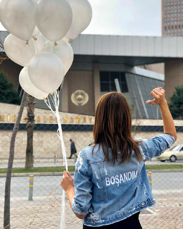 İzmir'de yaşayan kadın boşanma kararını 'Erik Dalı'yla kutladı - Resim : 1