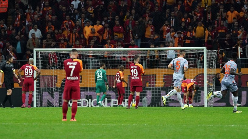 Galatasaray'a evinde 41 maç sonra şok! Başakşehir seriyi bitirdi