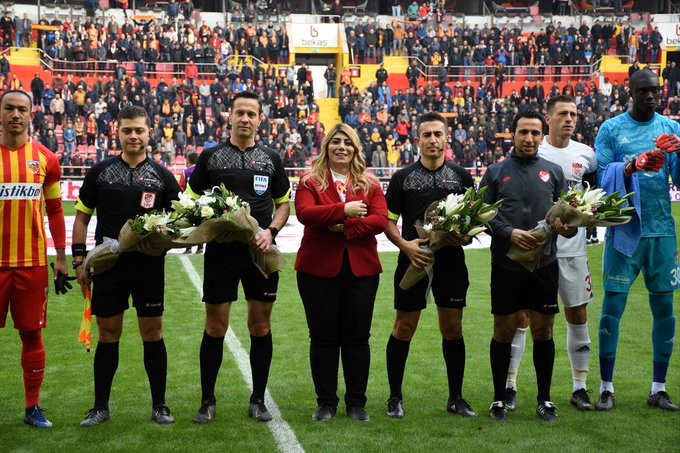Kayserispor Başkanı Berna Gözbaşı, öğretmen hakemlere çiçek verdi - Resim : 1