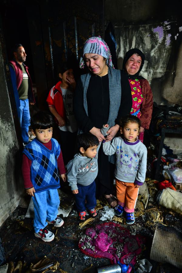 Evi yanan 3 çocuk annesi gözyaşlarına boğuldu - Resim : 1