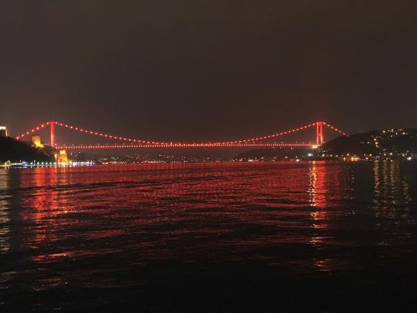 İstanbul kadına şiddete karşı turuncuya büründü - Resim : 1