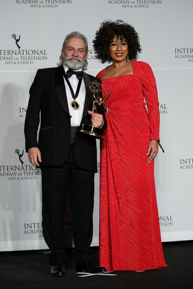 Haluk Bilginer, Emmy Ödülleri'nde Türkiye'ye gurur verdi: En iyi erkek oyuncu! - Resim : 2
