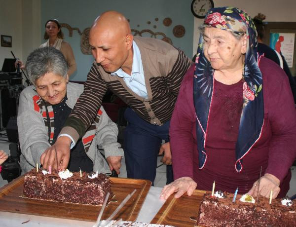 80 yaşında ilk doğum gününü huzurevinde kutladı - Resim : 1