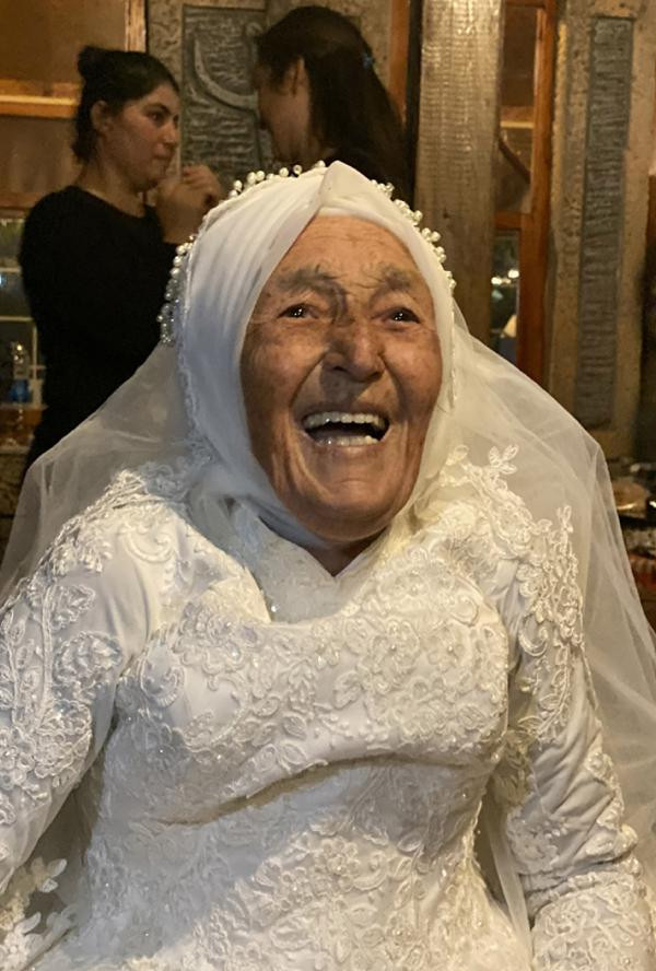 Torununa hayalini anlattı: 70 yıl sonra gelinlik giydi - Resim : 1