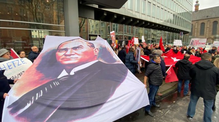 Almanya’da Atatürk’e yönelik yapılan çirkin yayın protesto edildi - Resim : 1