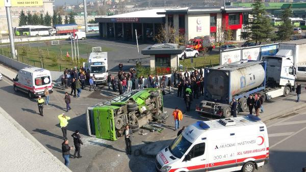İzmit'te halk otobüsü ile TIR çarpıştı! 25 yaralı - Resim : 1