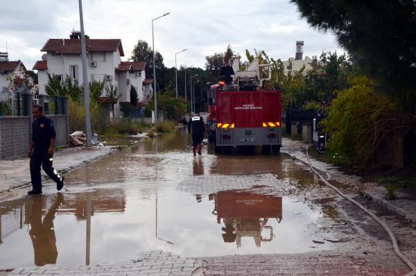 Antalya Serik'te dere taştı, villaları su bastı - Resim : 1