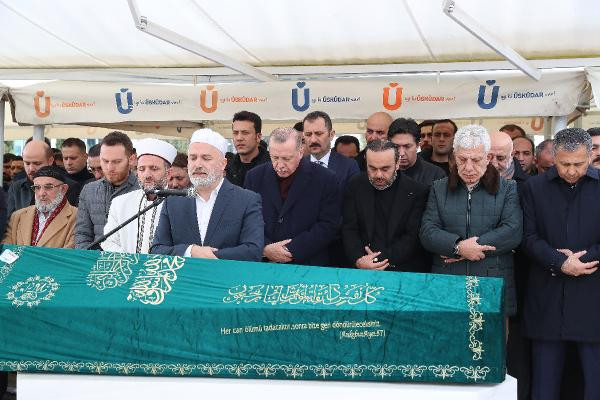 Erdoğan aile yakınının cenaze törenine katıldı - Resim : 1