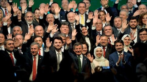Bomba iddia: Davutoğlu ile görüşen belediye başkanları var