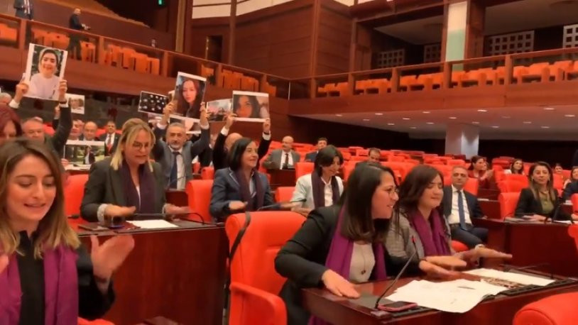 Meclis'te CHP'li kadın vekillerden Süleyman Soylu'ya karşı Las Tesis protestosu