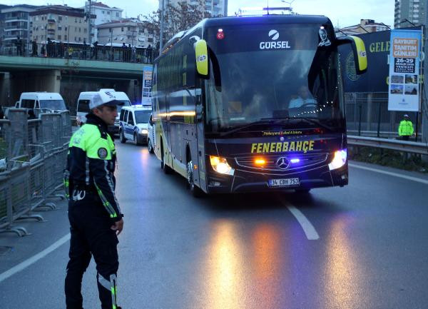 Beşiktaş ve Fenerbahçe takımları stada ulaştı - Resim : 1