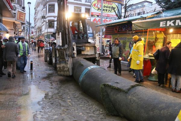AKP'li belediye çamur nedeniyle yola halı serdi - Resim : 1