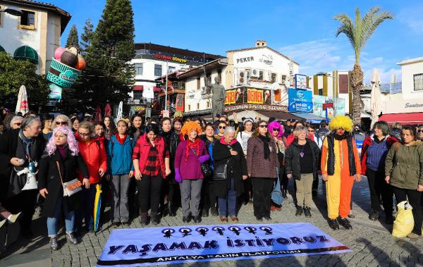 Antalya'da kadınların danslı protestosuna polis engeli - Resim : 1