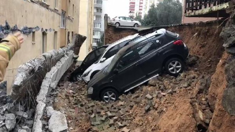 Kartal'da istinat duvarı çöktü