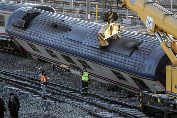 Ankara'da bir tren raydan çıktı - Resim : 1