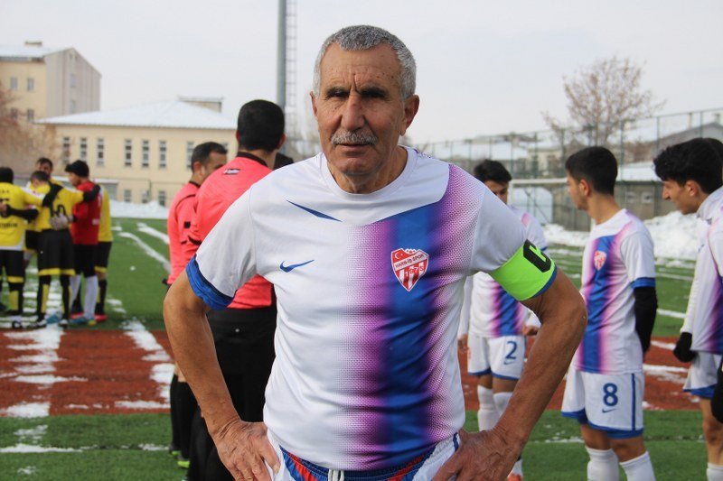 53 yıldır futbol oynuyor! Şerif Kunt 71 yaşında transfer oldu - Resim : 1