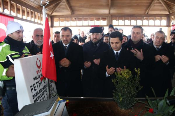 Şehit polis memuru Fethi Sekin, kabri başında anıldı - Resim : 1