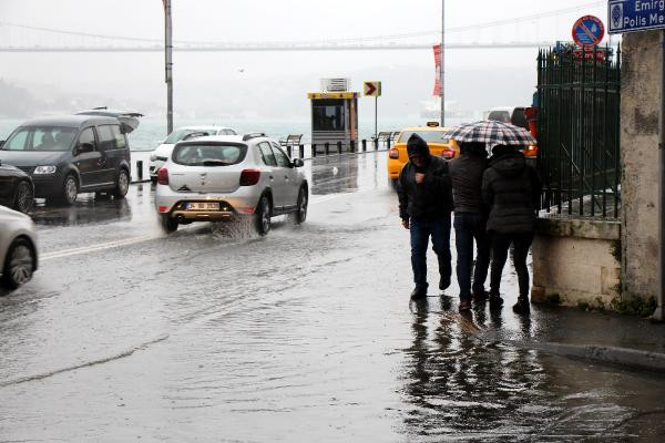 Sarıyer'de aşırı yağış nedeniyle yollar göle döndü - Resim : 1