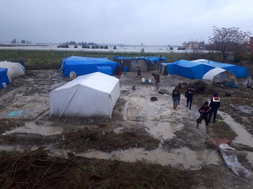 Mersin Büyükşehir Belediyesi Tarsus'ta çadırda yaşayan çadır işçilerine sahip çıktı - Resim : 1