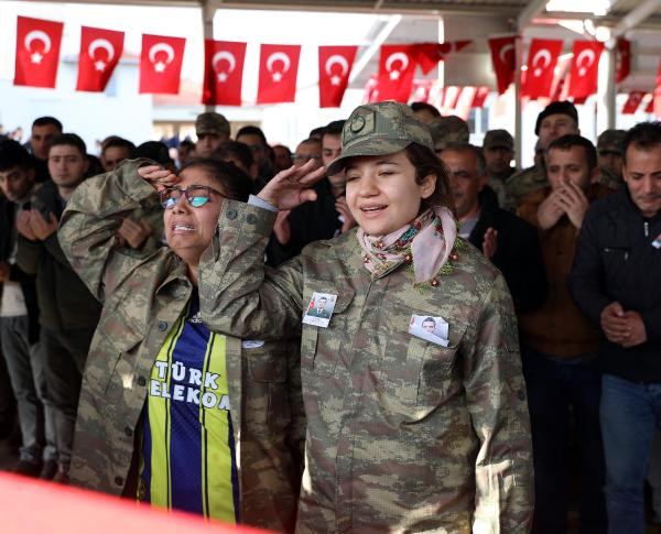 Şehit nişanlısını, askeri kıyafetle uğurladı - Resim : 1