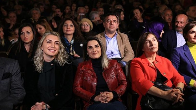 Başak Demirtaş, Selvi Kılıçdaroğlu ve Dilek İmamoğlu okuma tiyatrosunda bir araya geldi
