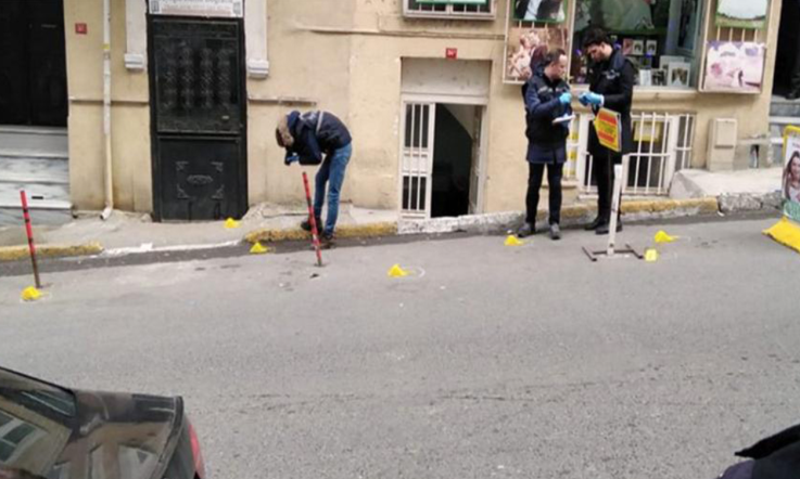 İstanbul'da HDP İl Başkanlığı önünde hareketli dakikalar: Havaya ateş açıldı! - Resim : 1