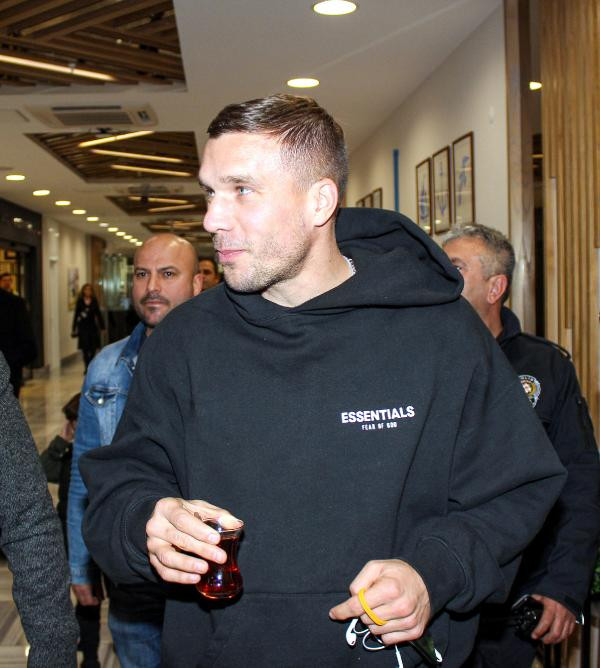 Lukas Podolski'ye coşkulu karşılama! Kapıdan çay içerek çıktı - Resim : 1