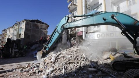 Elazığ'da çöken iki binada arama çalışmaları sürüyor - Resim : 2