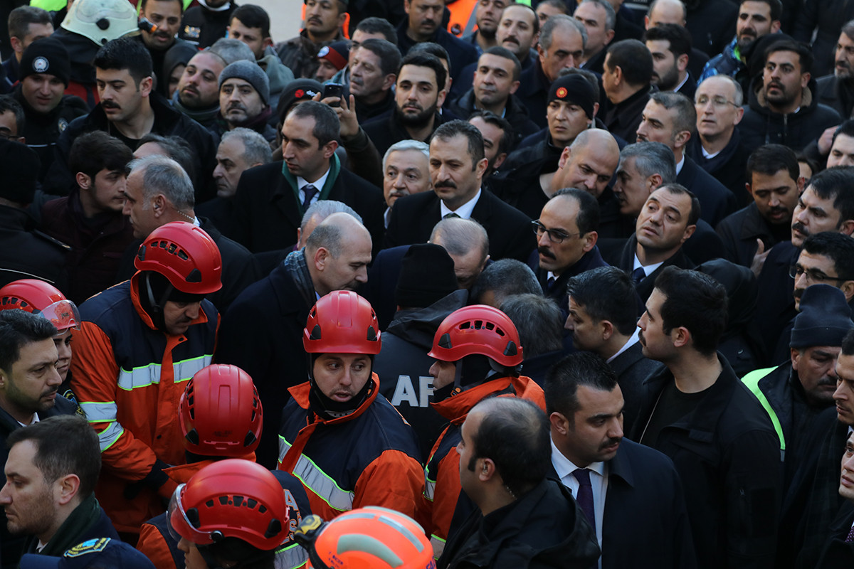 'Gönderin' diye talimat verildi; enkazdan çıkarılan yaralı Erdoğan'ın yanına getirildi - Resim : 2