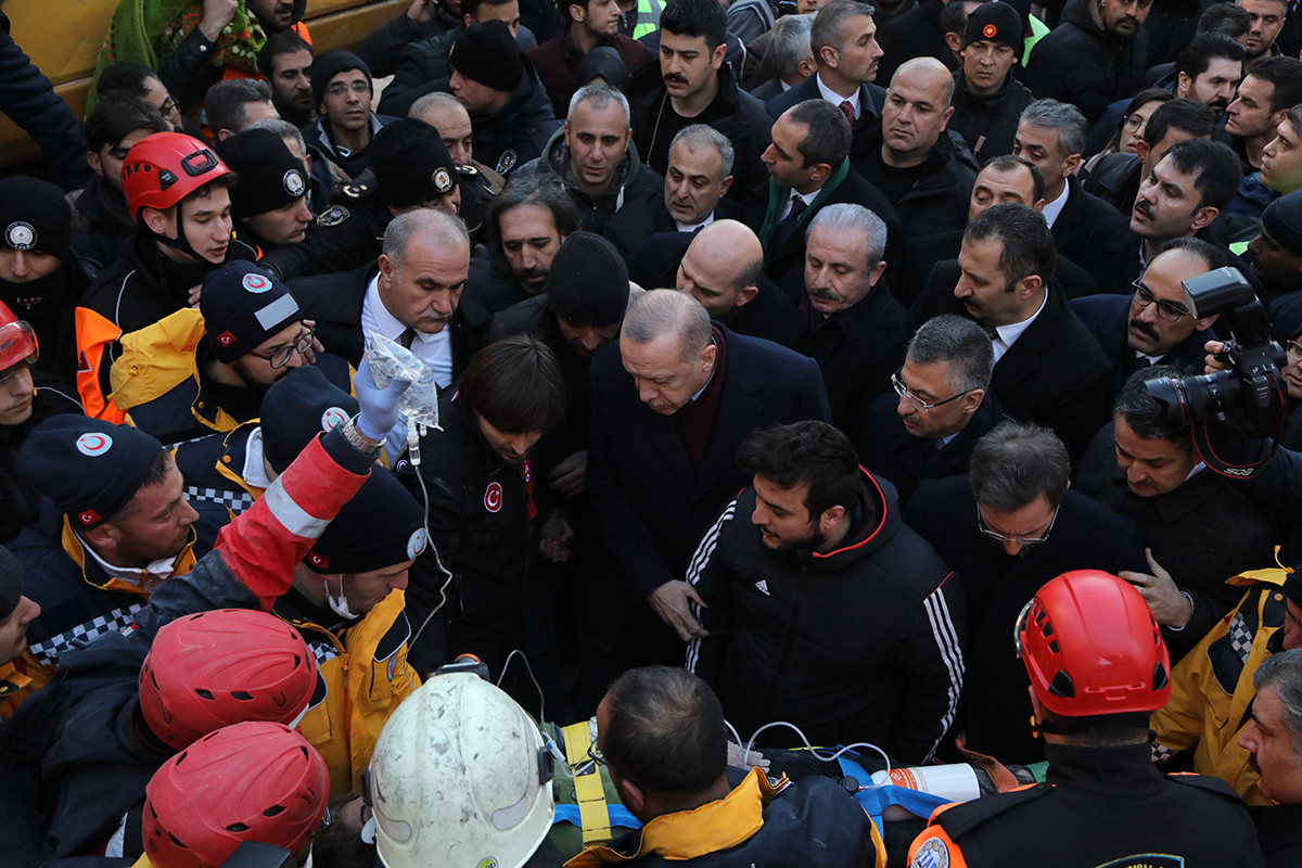 'Gönderin' diye talimat verildi; enkazdan çıkarılan yaralı Erdoğan'ın yanına getirildi - Resim : 4