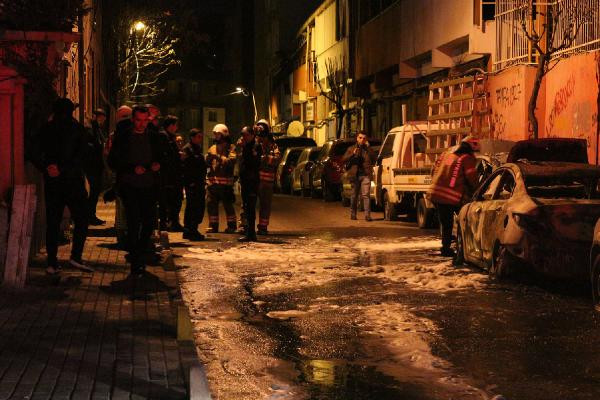 İstanbul'da araçların lastiklerini kesip ateşe verdiler - Resim : 1