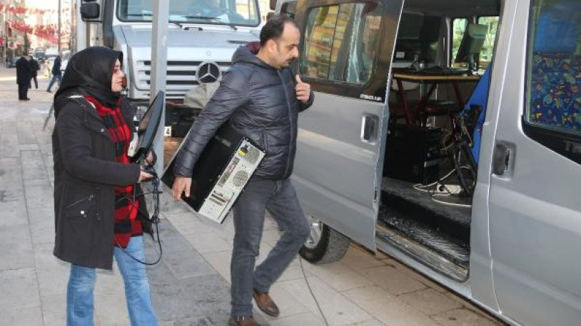 Depremde ofisi zarar gören yerel gazete, minibüste çıkarılıyor - Resim : 1