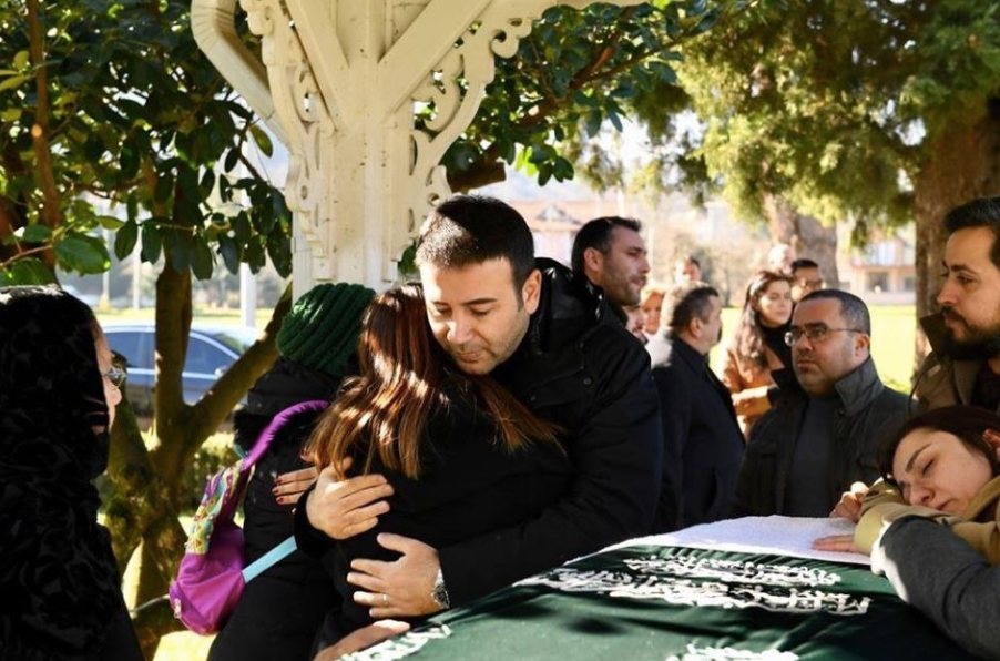 Gözde Fil'in babası son yolculuğuna uğurlandı - Resim : 3