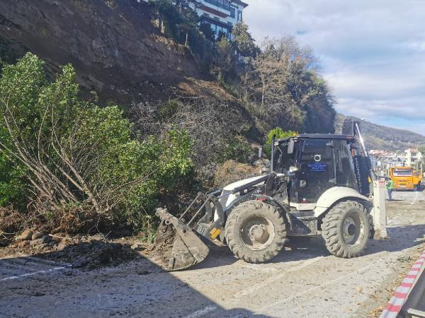 Samsun-Ordu karayolunda heyelan - Resim : 1