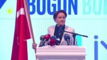 Meral Akşener, kürsüye dev Türk bayrağı ile çıktı