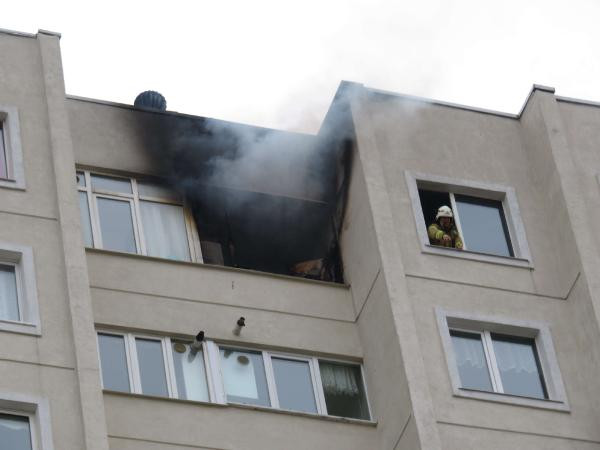 Ataşehir'de 14 katlı apartmanda yangın - Resim : 1