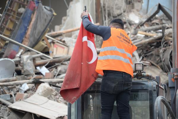 Elazığ’da iş makinesi operatörü yıkacağı binadaki Türk bayrağını alıp, iş makinesine astı - Resim : 1