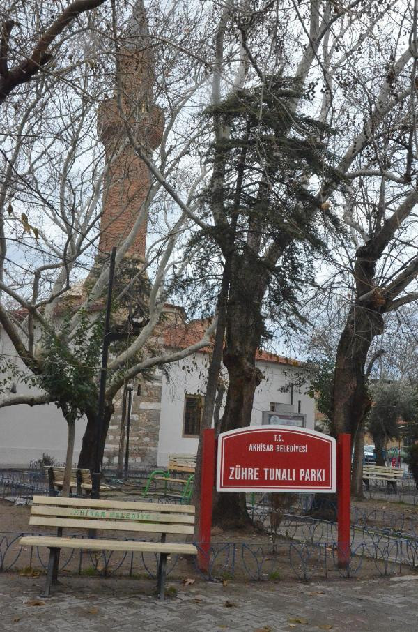 Manisa'da depremde hasar gören Paşa Camisi ibadete kapatıldı - Resim : 1