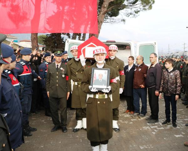 Şehit Uzman Çavuş Halil Demir, memleketi Pamukova’da sonsuzluğa uğurlandı - Resim : 1