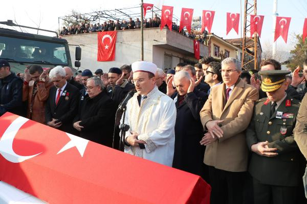 Şehit Uzman Çavuş Halil Demir, memleketi Pamukova’da sonsuzluğa uğurlandı - Resim : 2