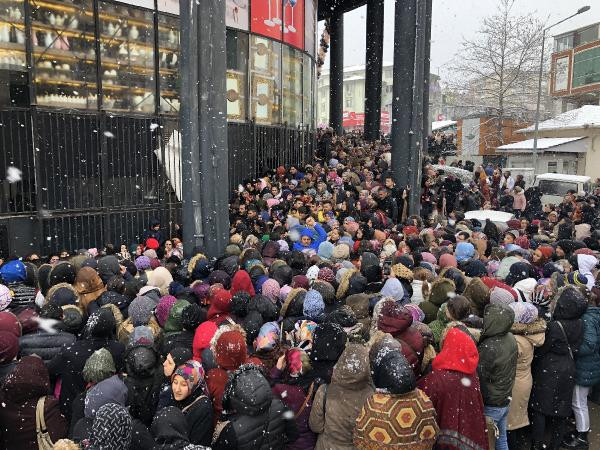 Mağaza açılışında indirim izdihamı - Resim : 1