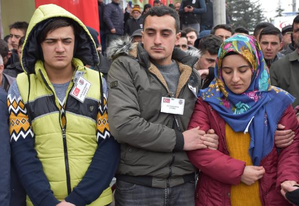 Şehit Uzman Onbaşı Enes Alper son yolculuğuna uğurlandı - Resim : 2