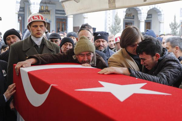 Şehit Uzman Onbaşı Davut Özcan'ın cenaze töreninde gözyaşları sel oldu - Resim : 1