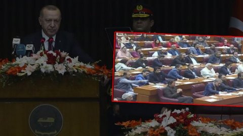 Erdoğan'ın Pakistan'da yaptığı konuşmada ilginç görüntüler