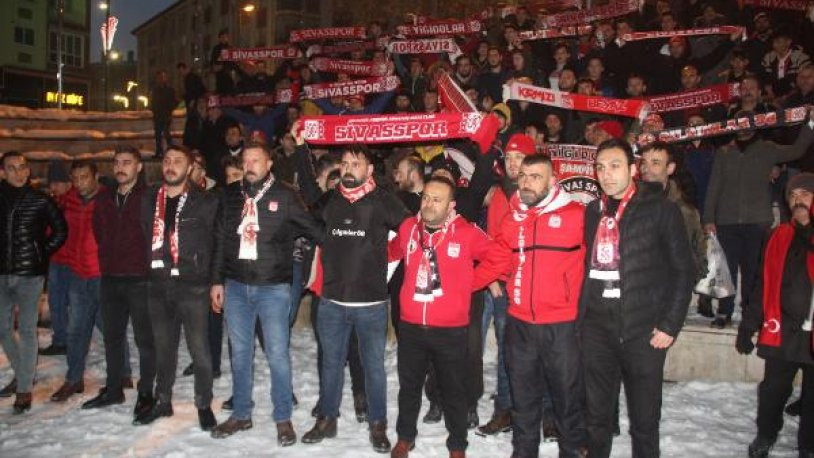 Demir Grup Sivassporlu taraftarlardan hakem hatalarına tepki yürüyüşü - Resim : 1