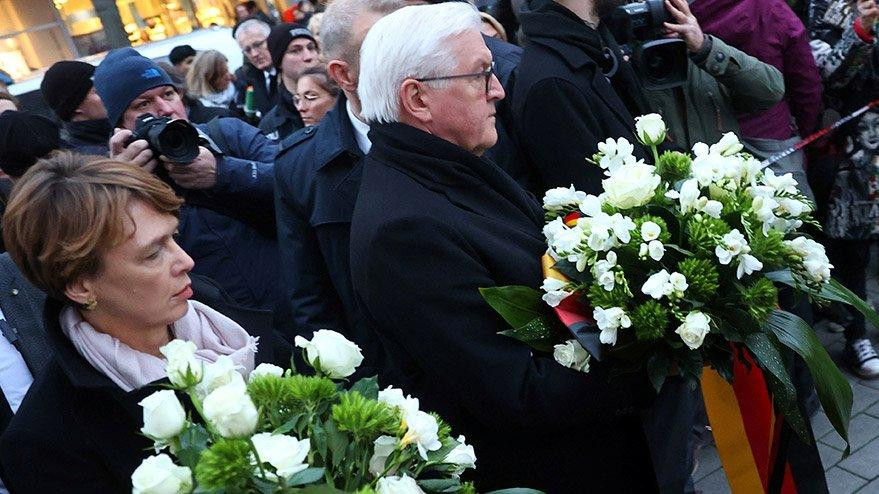 Almanya Cumhurbaşkanı Steinmeier ırkçı saldırının yapıldığı yeri ziyaret etti - Resim : 1