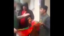 Afgan gencinin boynuna sardığı Afganistan bayrağını zorla çıkarıp, tokatladı